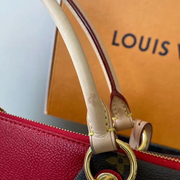 Authentic LV V Tote MM Rouge in Monogram With strap - Picture 9 of 15